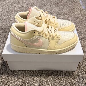 Nike Women's Sneakers in Cream and Soft Pink